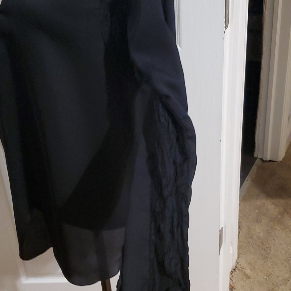 VENUS Black Keyhole front, lace sleeve long sleeve - Picture 4 of 6